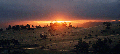 sunsetoverwollondillyhousepanorama.gif